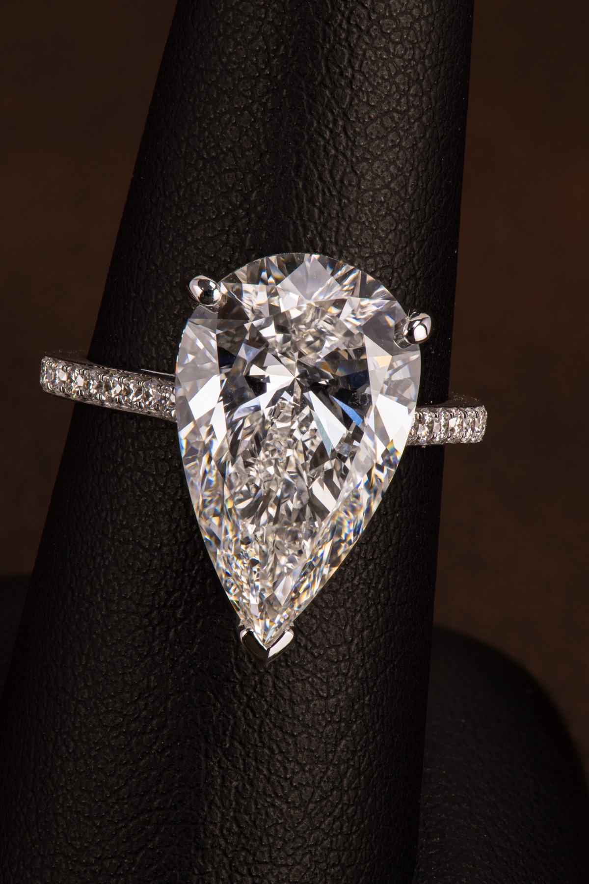 The Étoile — pear-cut diamond engagement ring